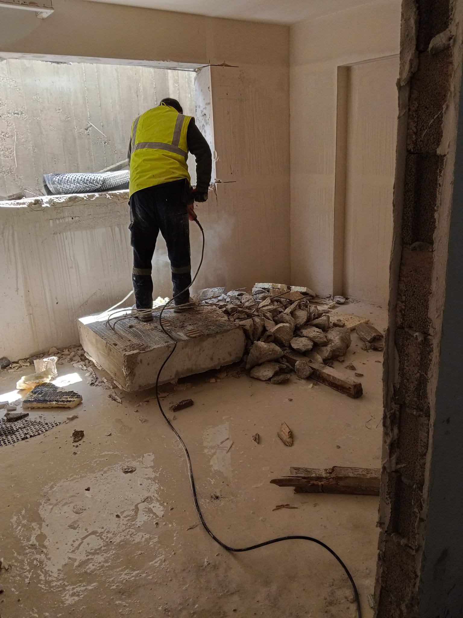 Ayrılan beton bloğun kırılması