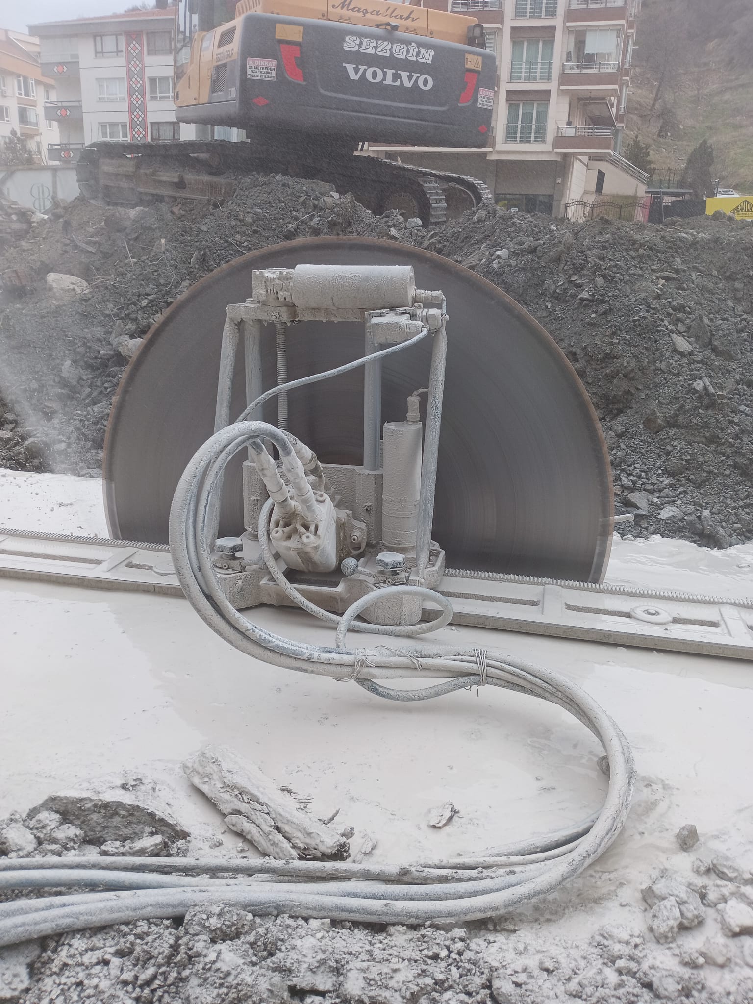 Sahada raylı beton testeresi