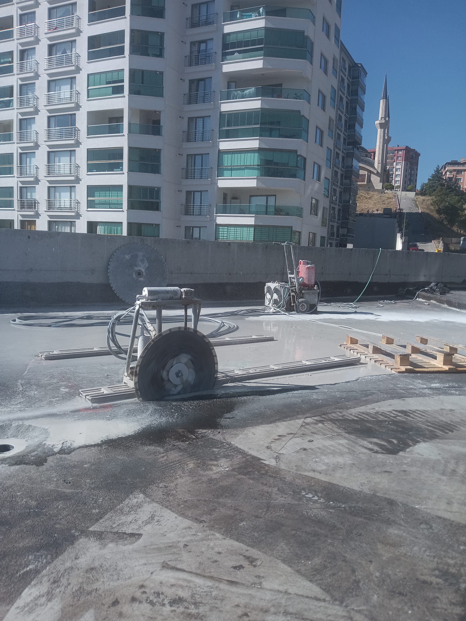 Erbaşlar Karot saha çalışmasında raylı elmas testereyle beton döşeme kesimi