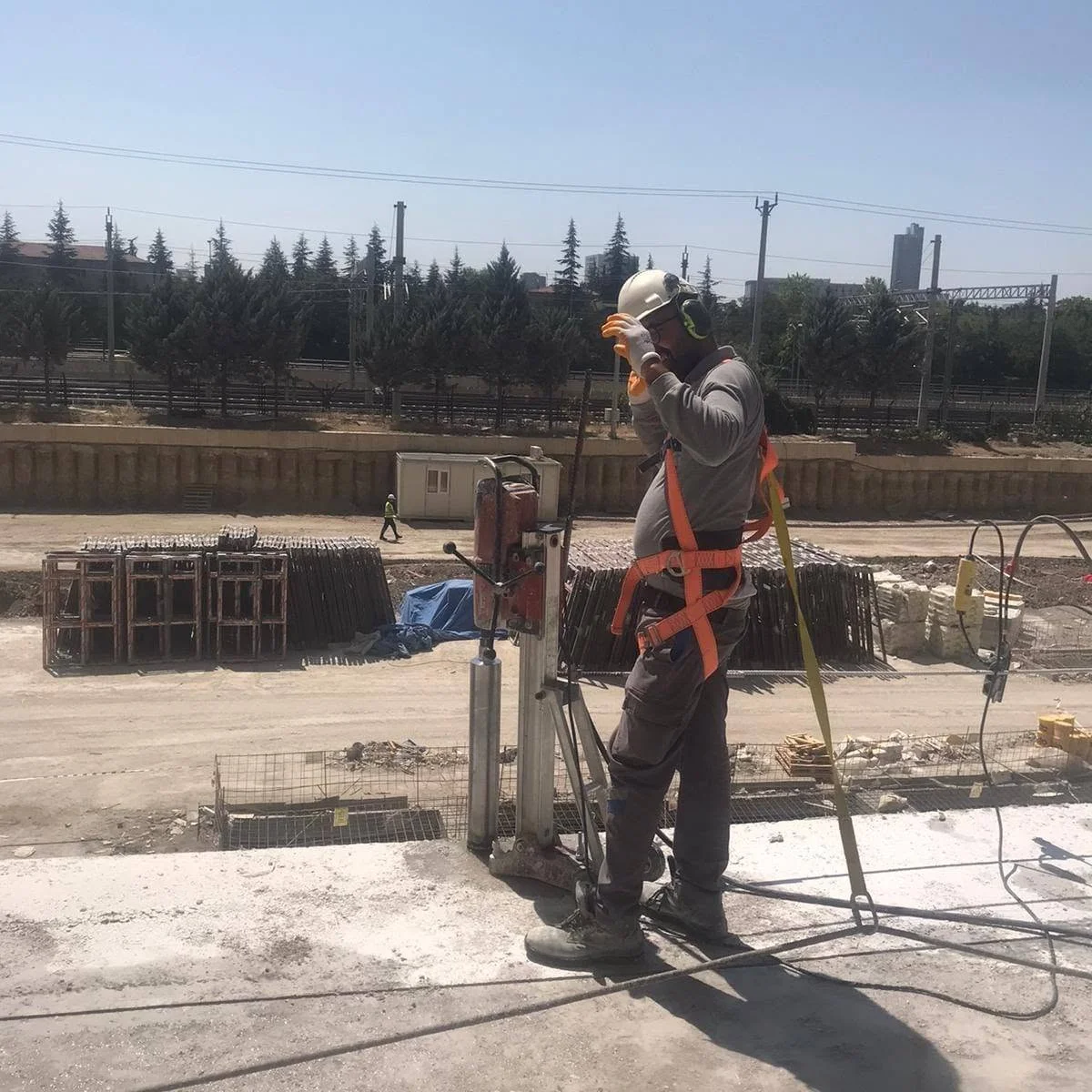 Şantiyede karot uygulaması